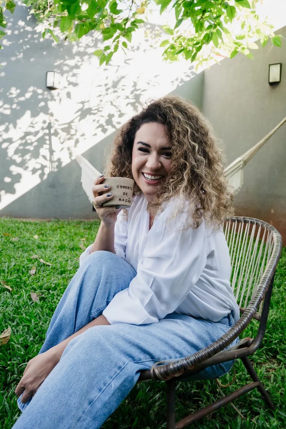 Ana Pereira em casa, sorrindo